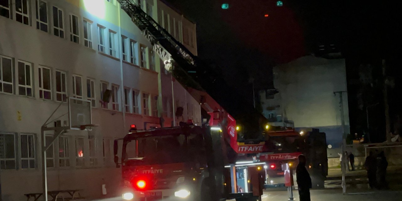 Okulda çıkan yangın ekipleri alarma geçirdi