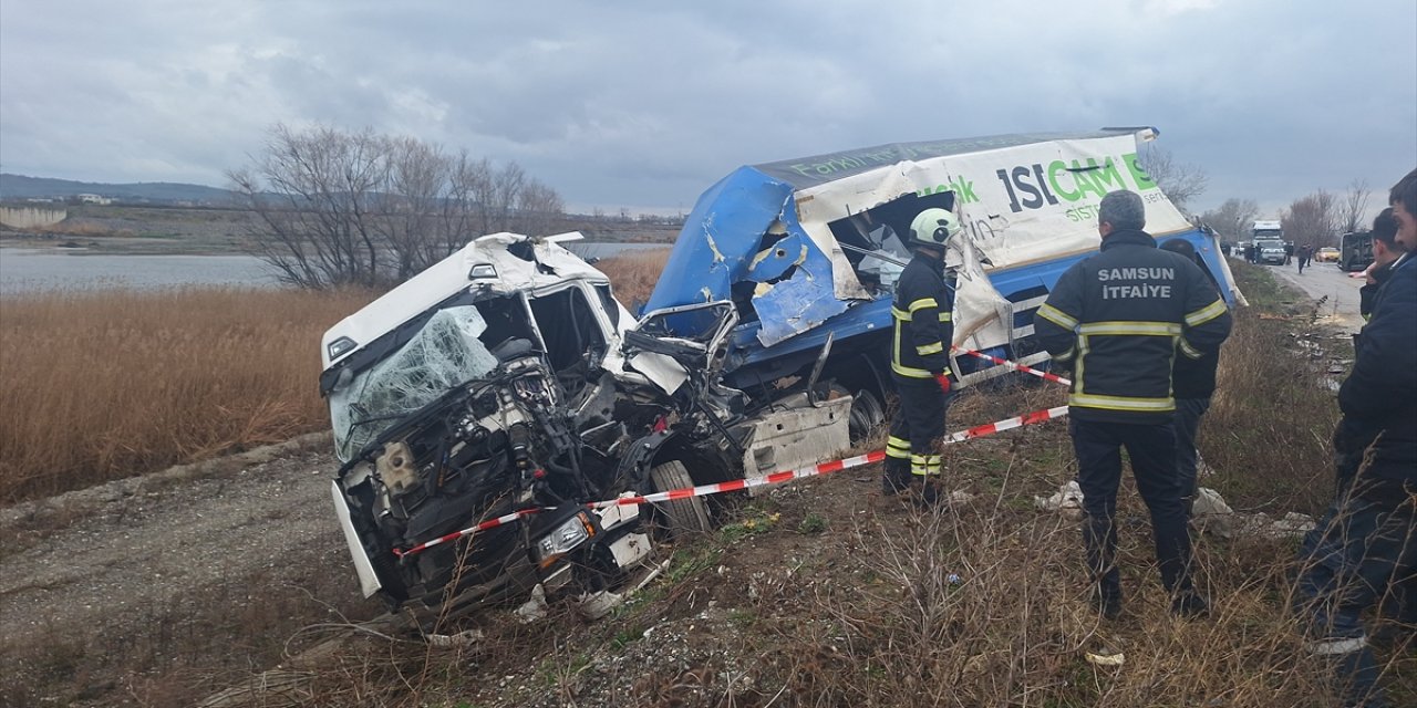 Yem ve cam yüklü iki tır çarpıştı: 1 ölü, 2 yaralı