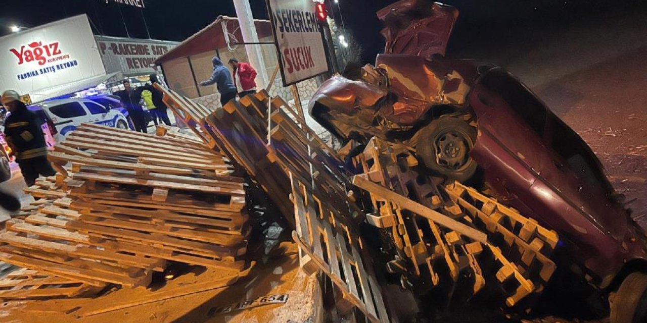 Konya’da otomobil tahta paletlere çarptı! Sürücü yaralı kurtuldu
