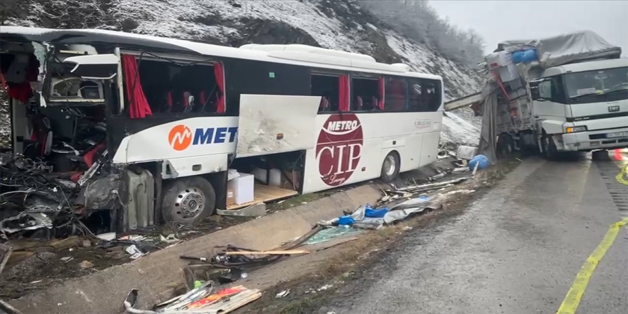 Yolcu otobüsü park halindeki kamyona çarptı: 1 ölü, 16 yaralı