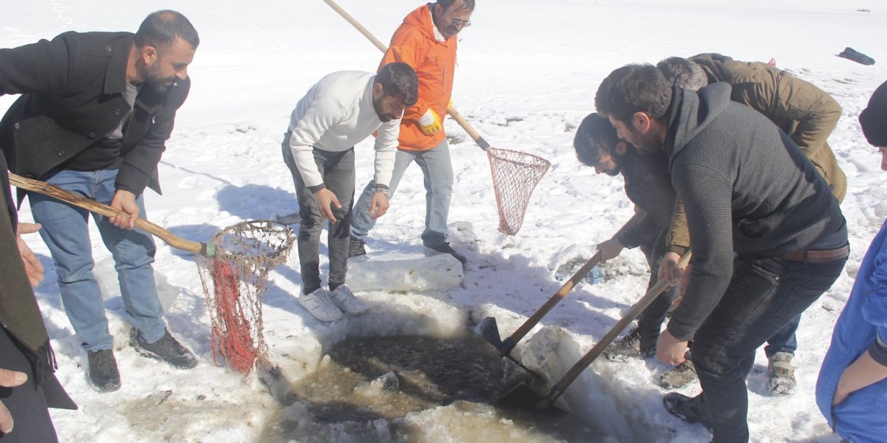 Buzlar çözülmeden balıklar avlanıyor