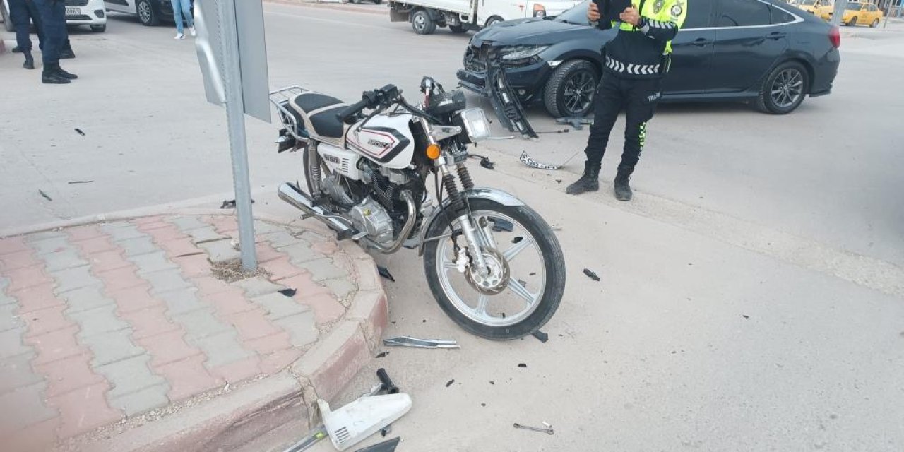 Konya’da otomobille çarpışan motosikletli yaralandı