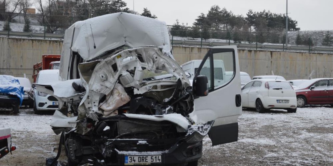 Kamyonet tıra çarptı: anne ve kızı öldü