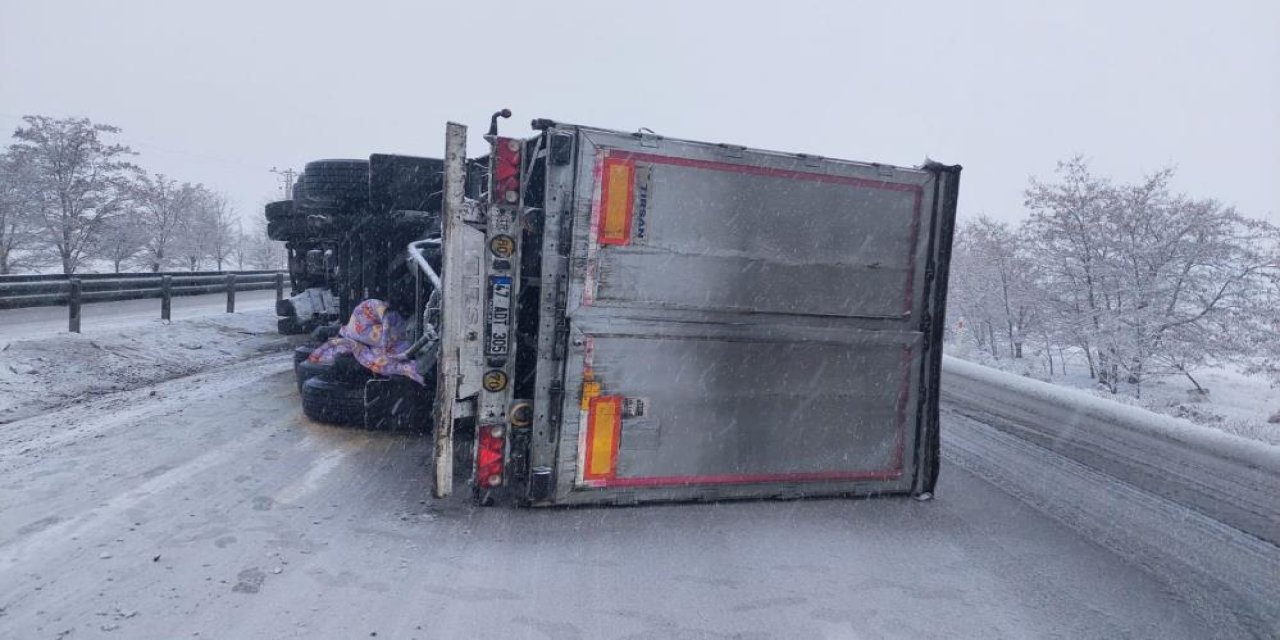Konya'da karlı yolda TIR devrildi
