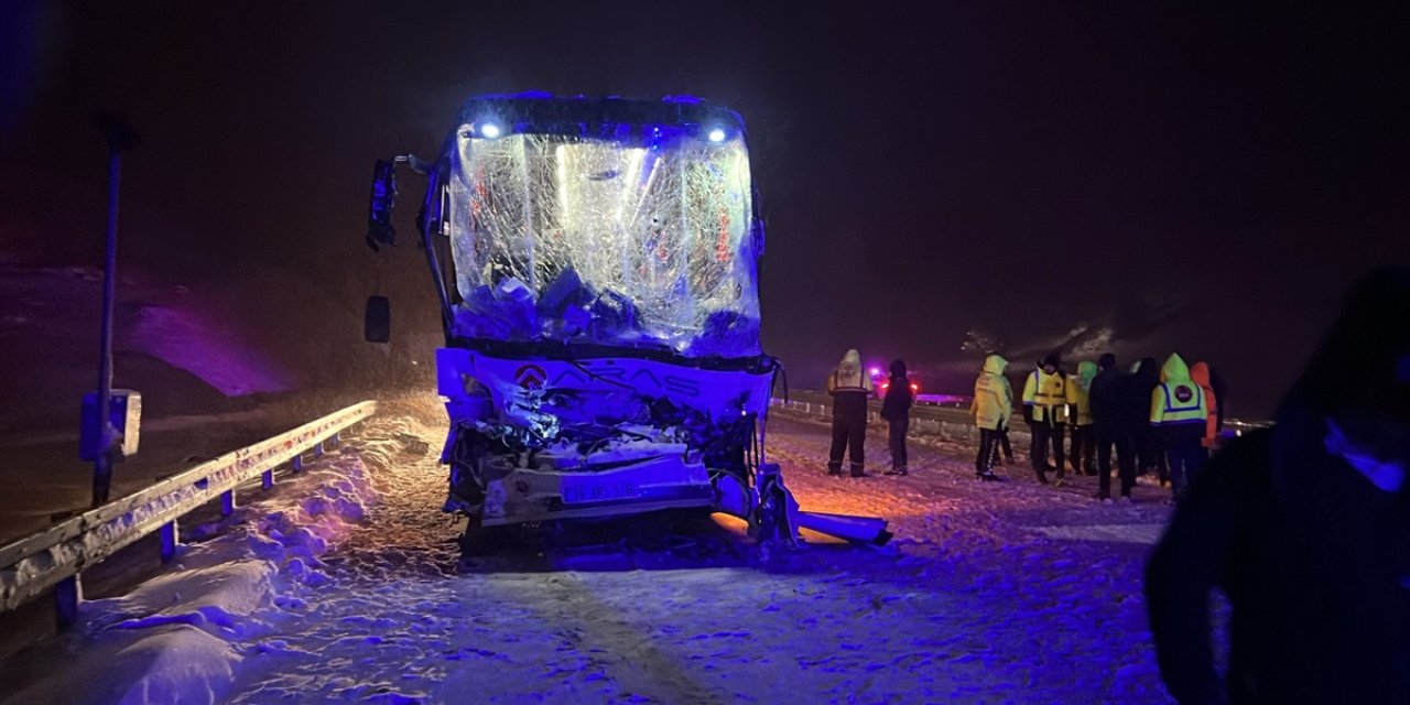 Yolcu otobüsü tıra çarptı: 1 ölü, 29 yaralı