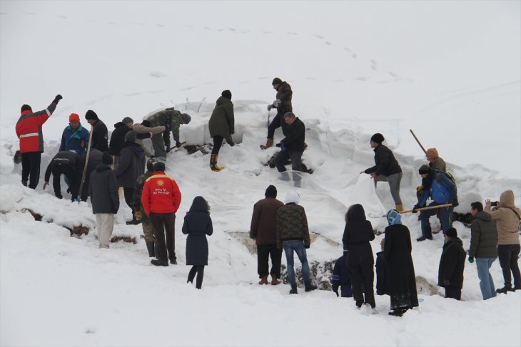 Konya'da 1700 rakımdaki çukura kar depolandı