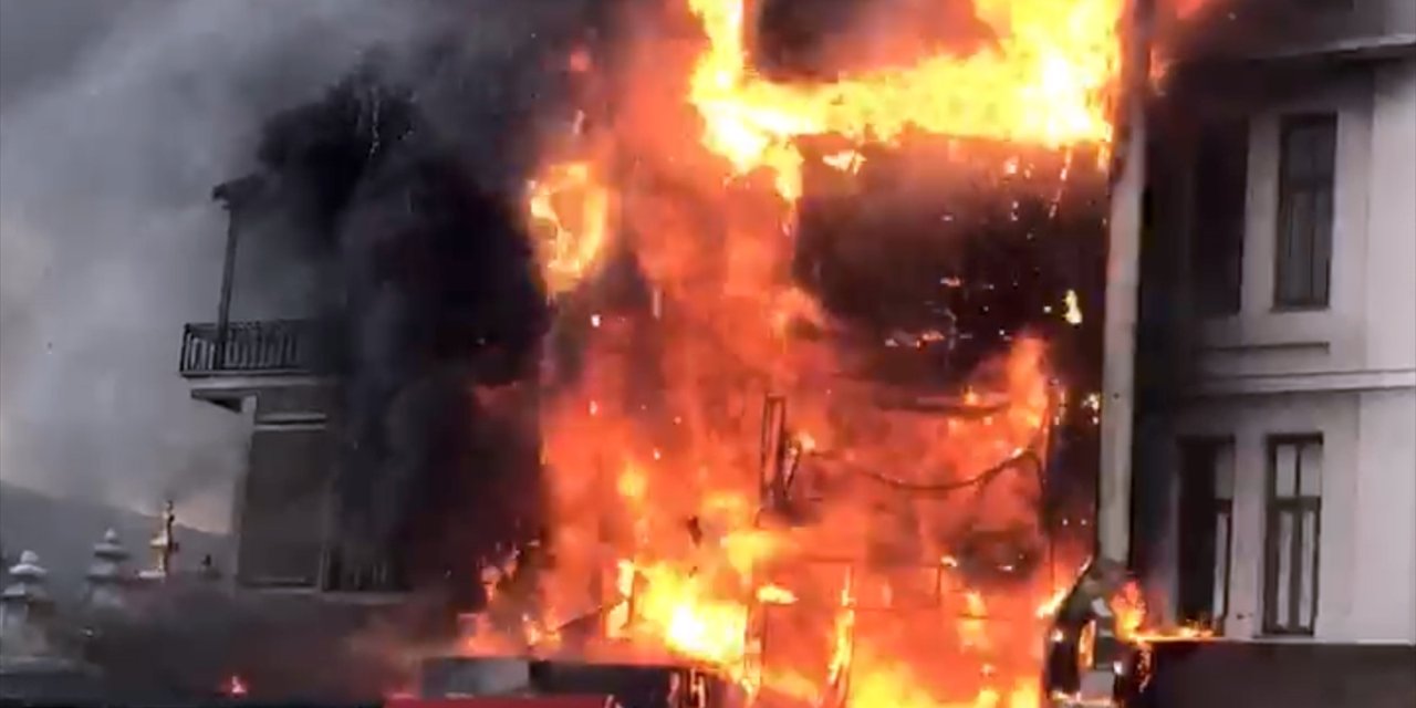 Tarihi Mısır Çarşısı yakınında korkutan yangın