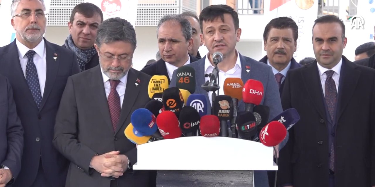 Bakanların zor anları kamerada! Konuşma yaparken tente uçtu