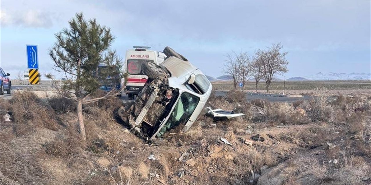 Konya'da otomobil şarampole devrildi! 5 yaralı var