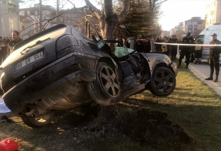 Feci kaza! Ağaca çarpan otomobildeki 2 kişi öldü