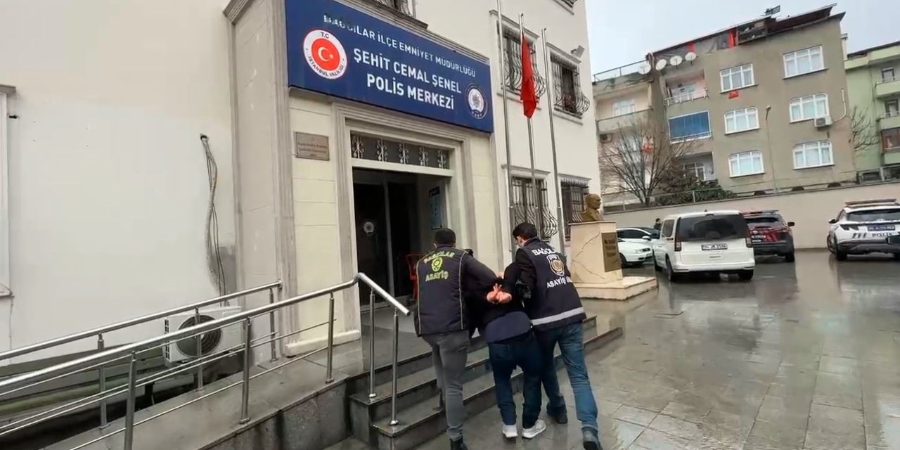 Ekip otosunun kapısını açtı, 2 polisi bıçakladı