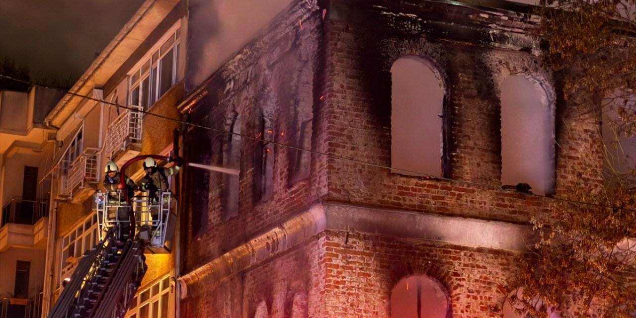 Restorasyonu süren tarihi binada yangın: 1 kişi öldü