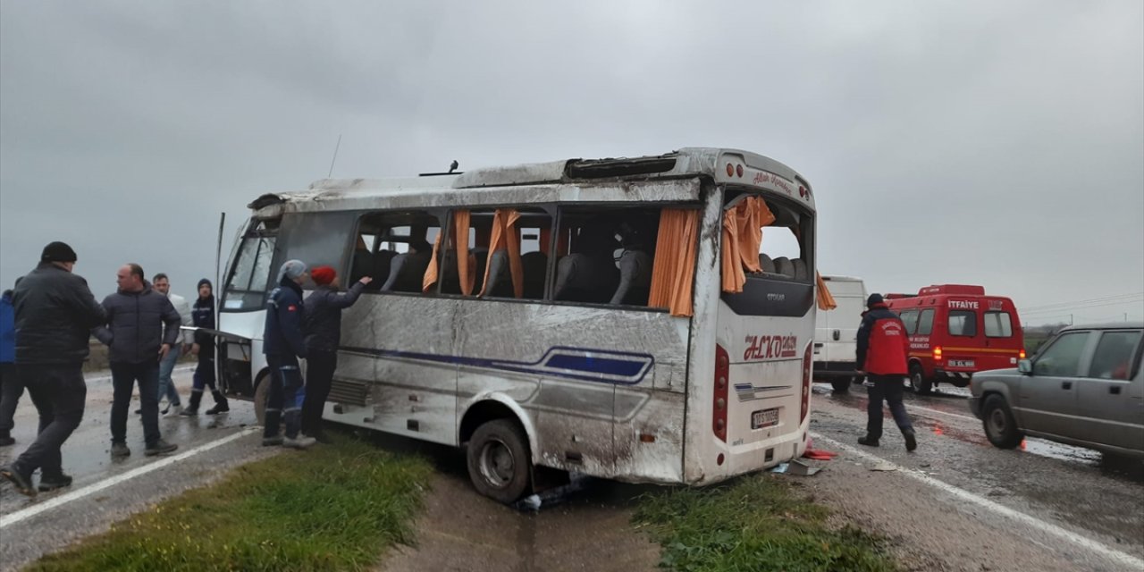 İşçi servisi devrildi: 18 kişi yaralandı