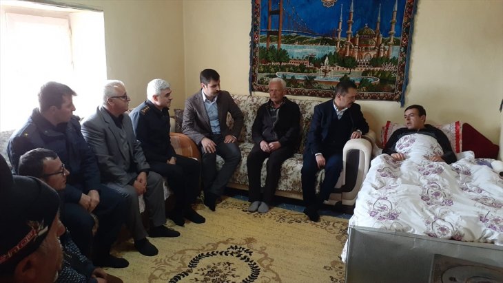 İdlib'de yaralanan asker baba evine getirildi