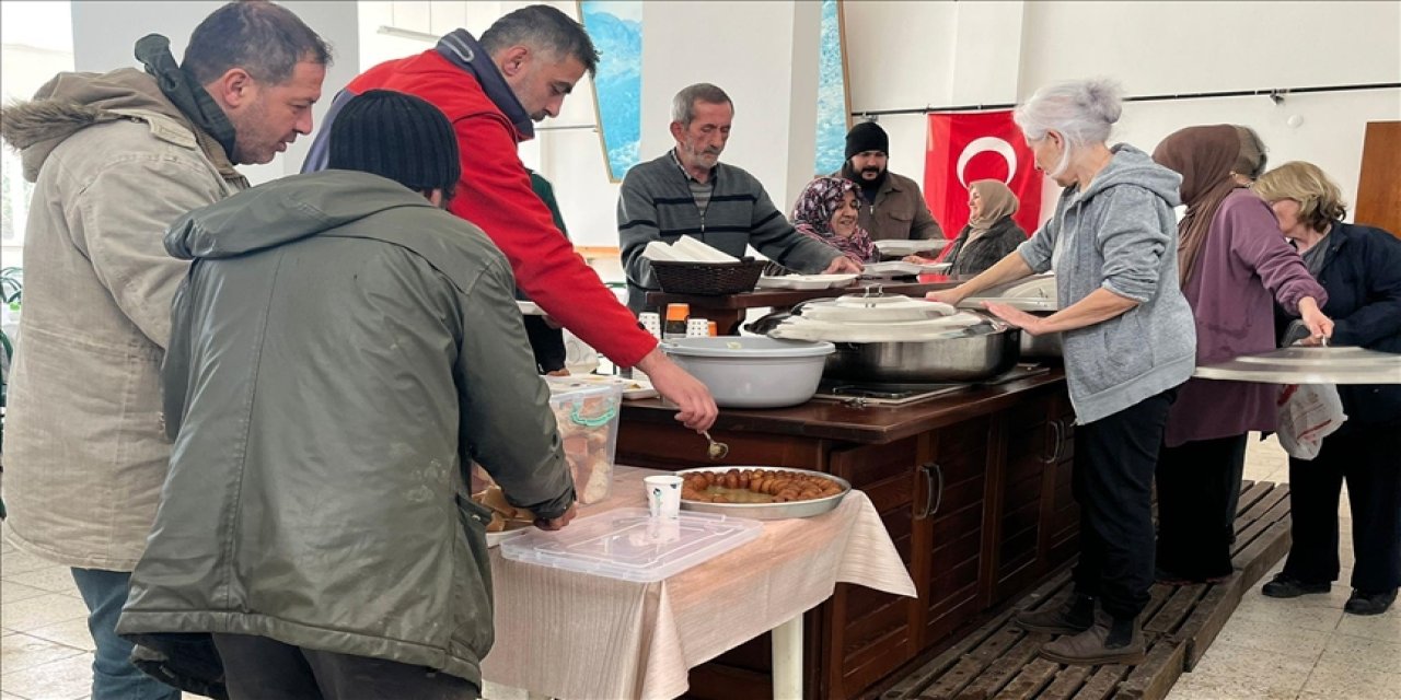 Köyde el birliğiyle hazırlanan sofra, ziyaretçilerini bekliyor