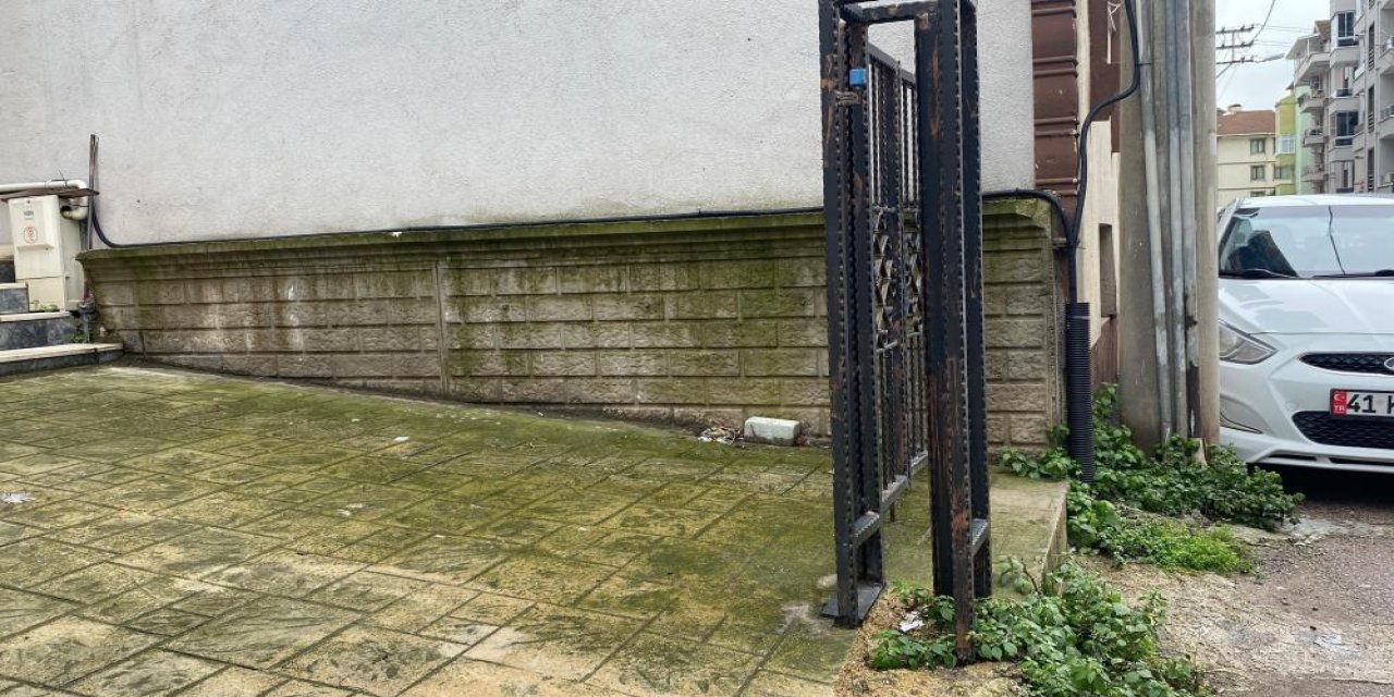 Kış günü 25 günlük bebeği sokağa terk ettiler