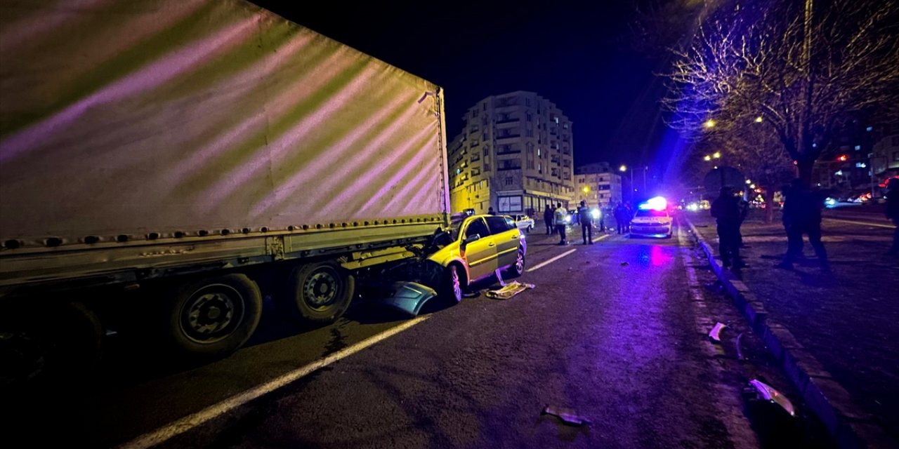Feci kaza! Otomobil TIR'ın altına girdi