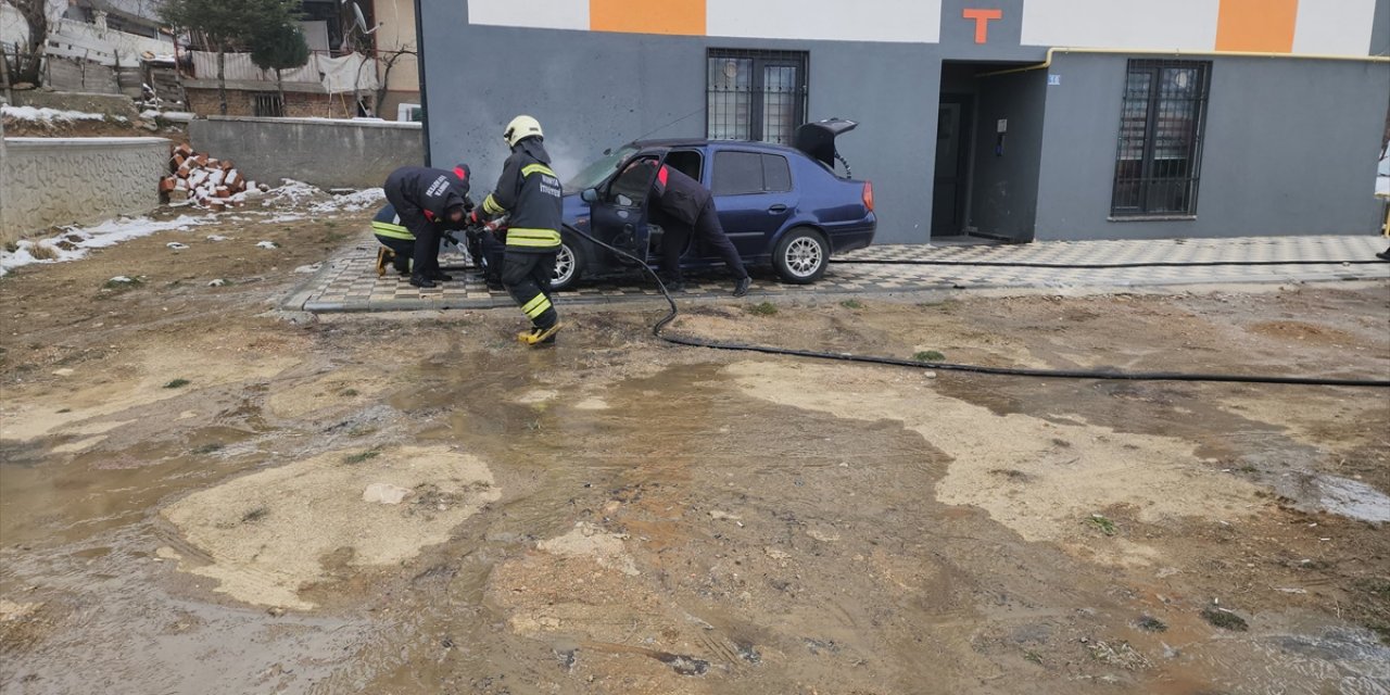 Konya’da park halindeki otomobil yandı