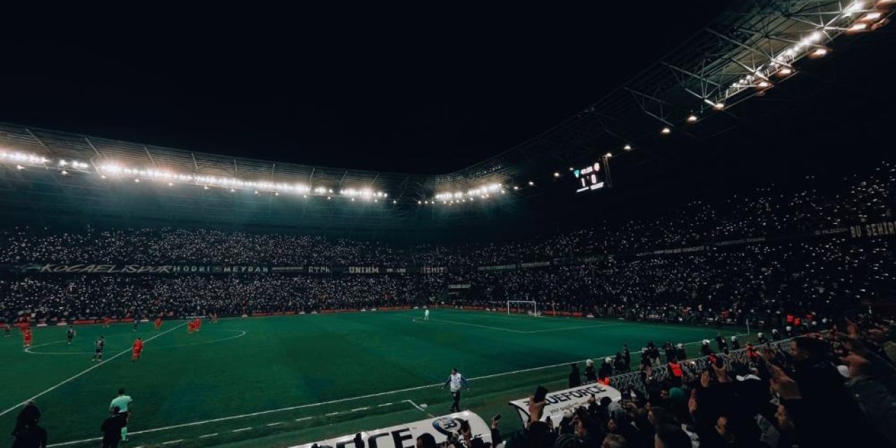 Tribünden düşen taraftar ağır yaralandı