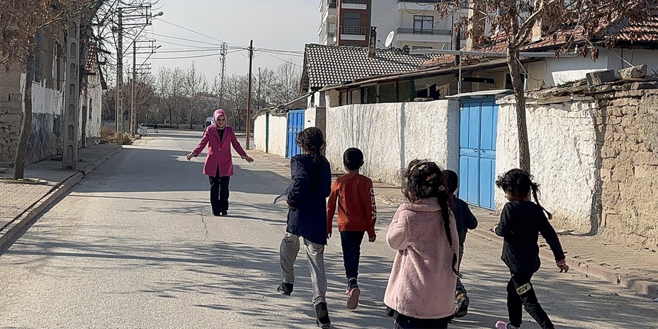 Konya’da koruyucu ailenin yanında büyüdü, kendisini çocuklara adadı