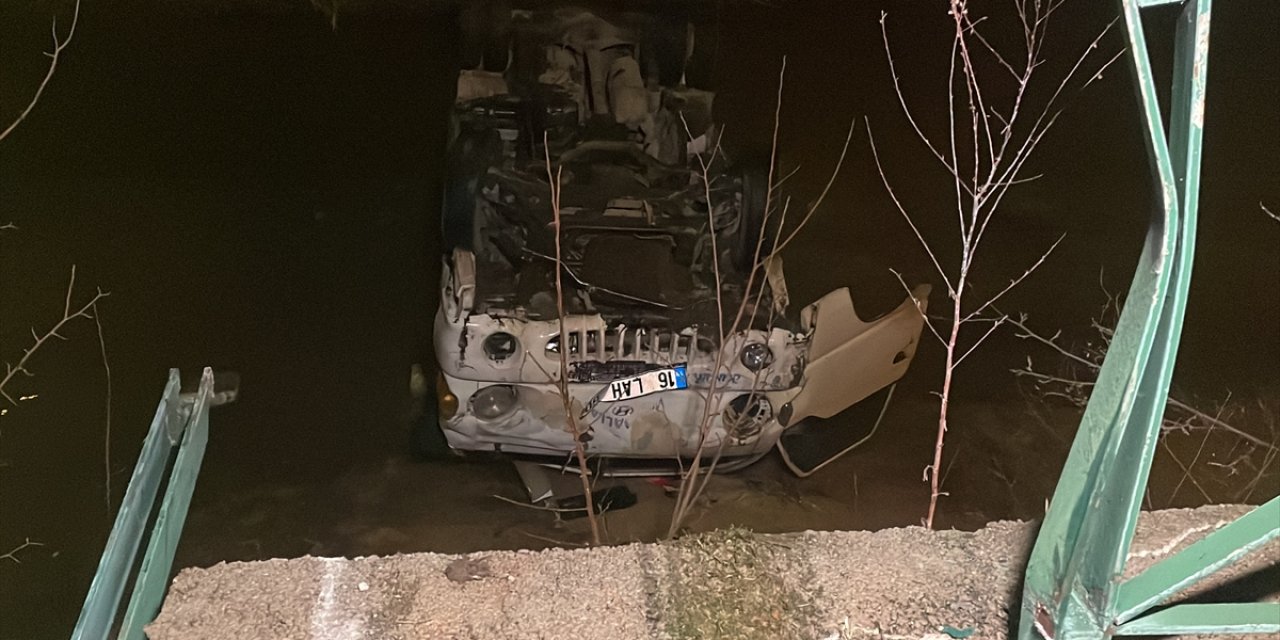 Kamyonet dereye düştü