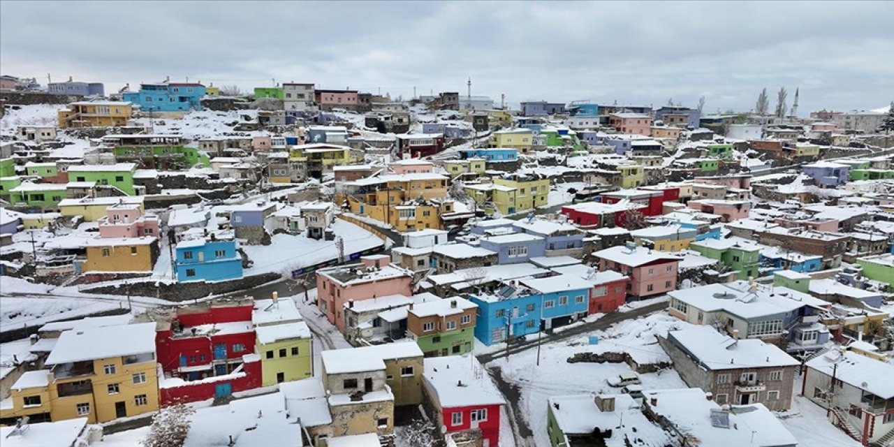 Renkli evler beyaz örtüyle buluştu