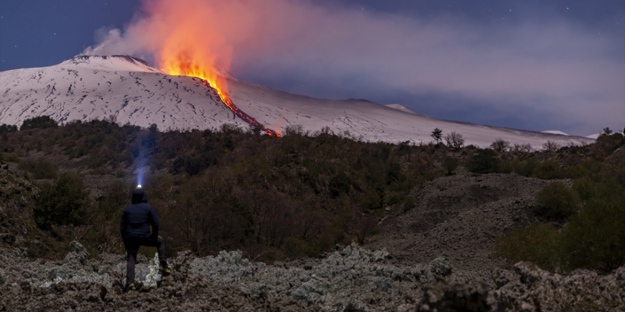 Etna Yanardağı'ndaki lav akışı sürüyor