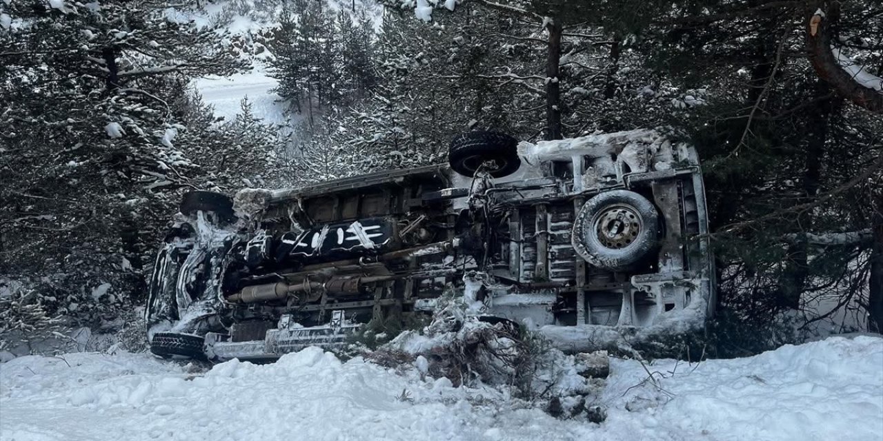 Minibüs devrildi, 2 öğretmen yaralandı