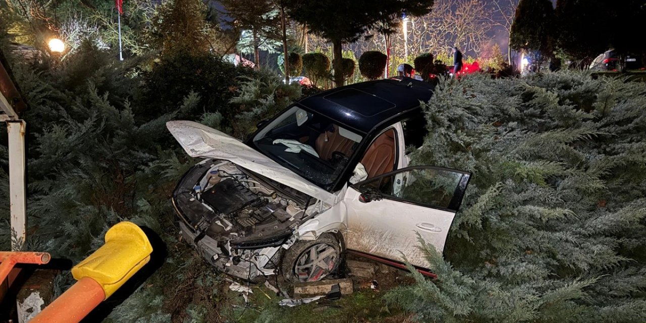 Alkollü sürücü aracıyla sitenin bahçesine uçtu
