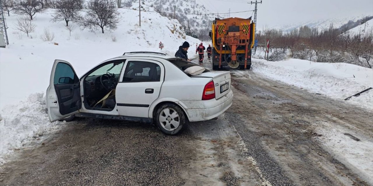 Otomobil kar küreme aracına çarptı: 1 ölü