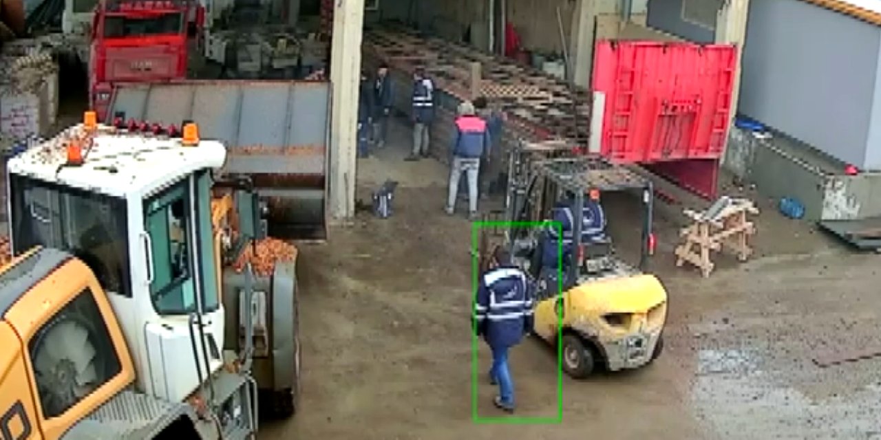 Fabrikada çatı çöktü, işçiler can havliyle kaçtı