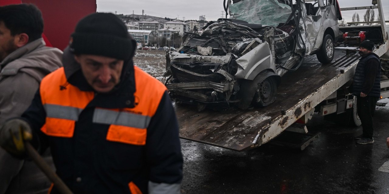Konya yolunda feci kaza! Park halindeki tıra çarptı