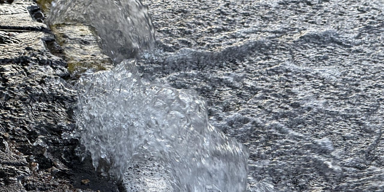 Kuraklıkla mücadele edilen dönemde tonlarca su sokaklarda boşa aktı