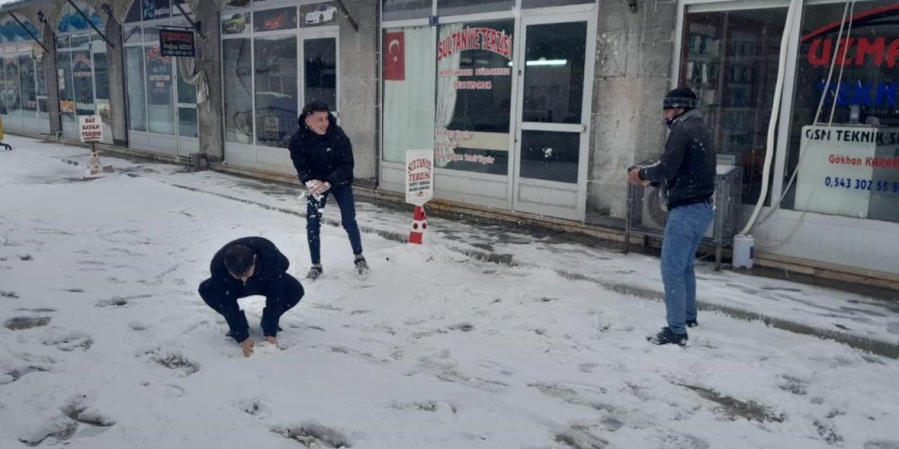 Konya’da okulların tatil edildiği ilçede kar yağışı etkili oldu
