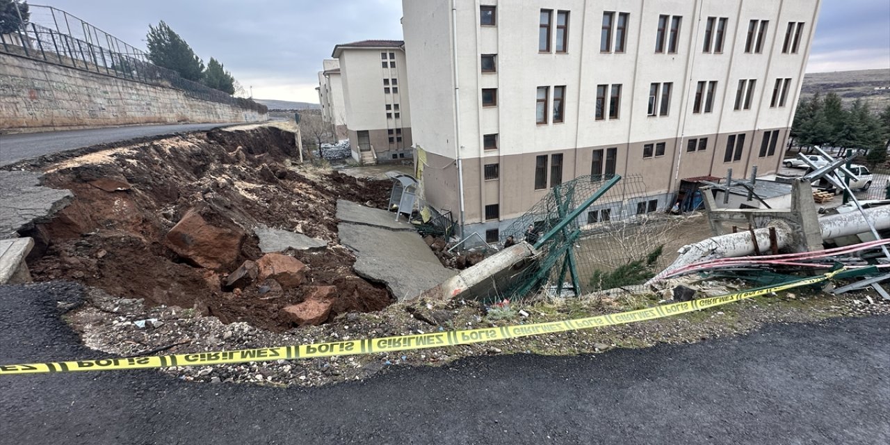 Öğrenciler dersteyken istinat duvarı yıkıldı