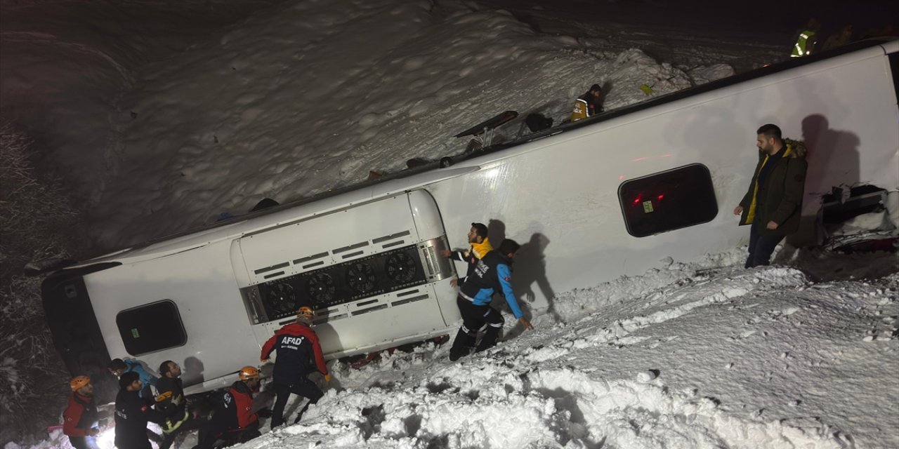 Yolcu otobüsü devrildi! Ölü ve yaralılar var