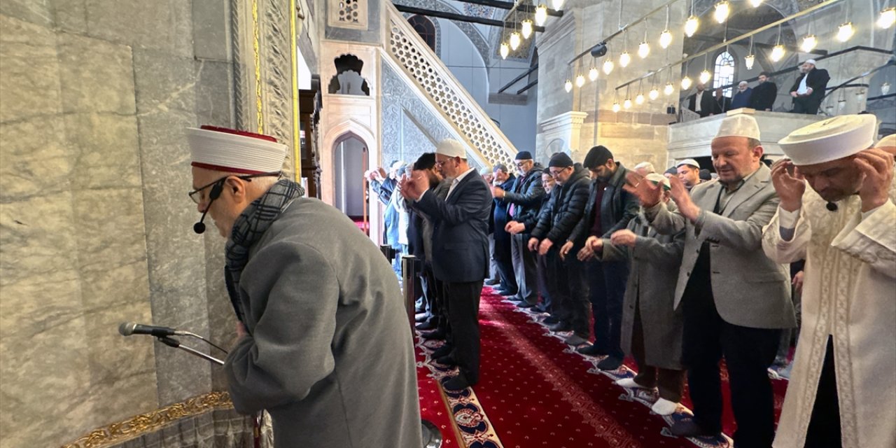 Konya bugün Mescid-i Aksa İmam Hatibinin arkasında saf tuttu