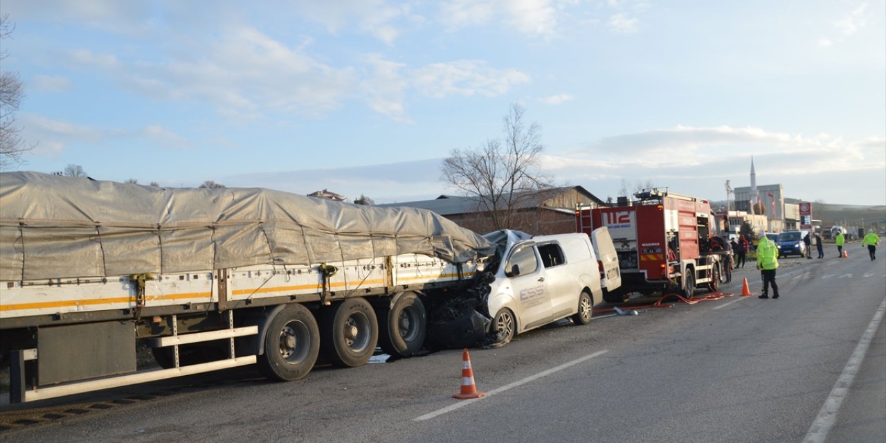 Minibüs tıra arkadan çarptı: 1 ölü, 2 yaralı