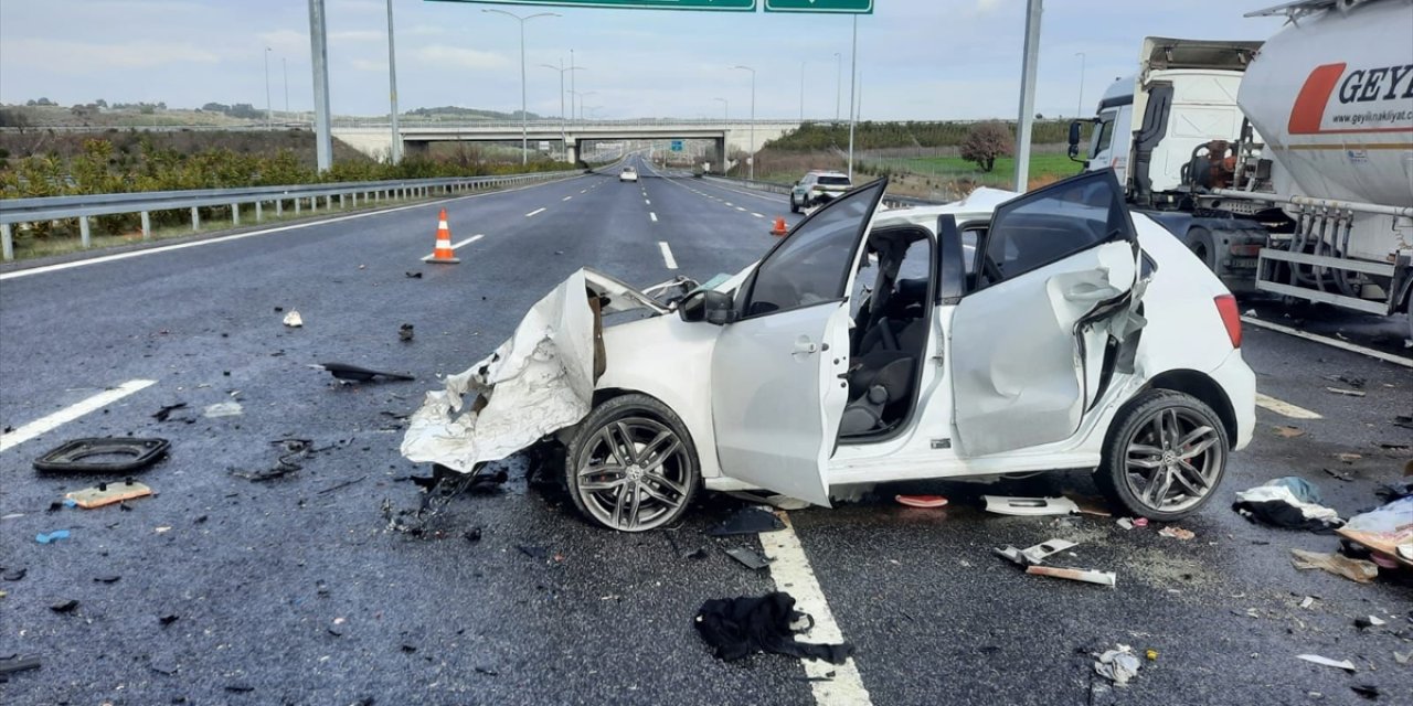 Tankere çarpan otomobil hurdaya döndü: 2 ölü