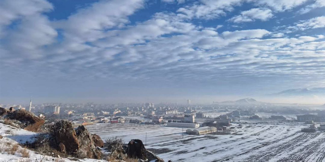 Karapınar'da kar ve sis etkileyici manzaralar sundu