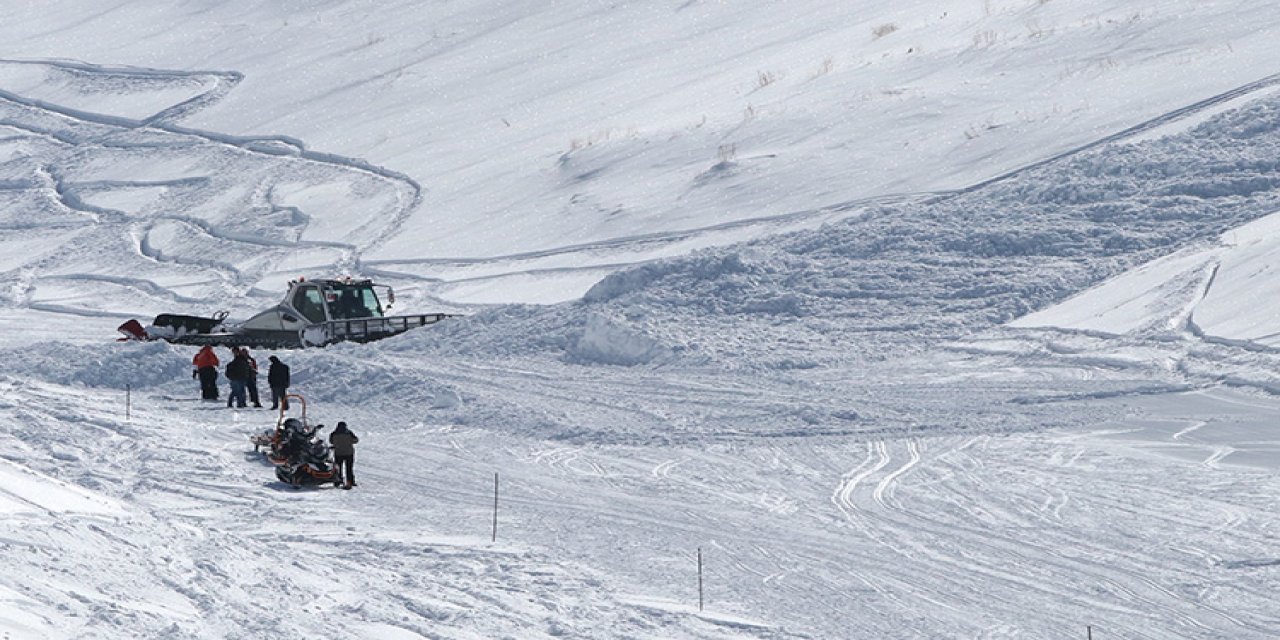 Palandöken’de çığ düştü: Kayakçılar son anda kurtuldu