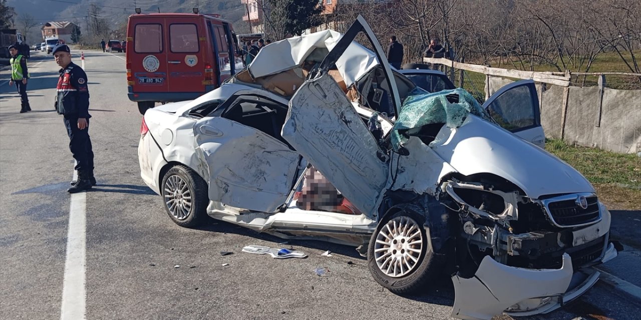 Kamyonla çarpışan otomobildeki 3 kişi öldü