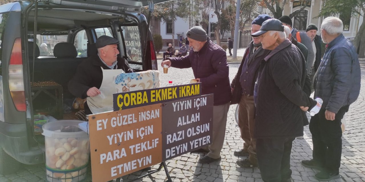 Konya’da 8 yıldır yürekleri ısıtıp para yerine tek şey istiyor