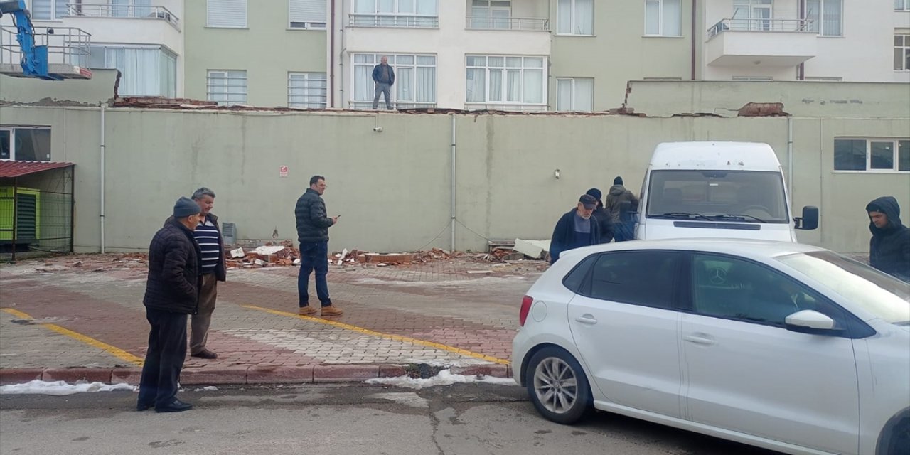 Konya’da binanın duvarı çöktü, araçlar altında kaldı