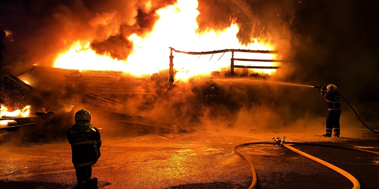 İplik yüklü TIR alev aldı