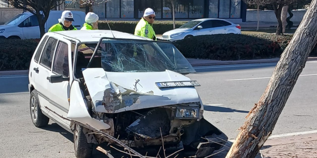 Konya’da otomobil ağaca çarptı, vatandaş yardıma koştu