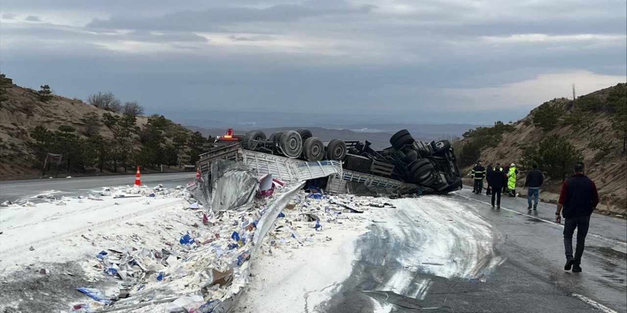 Un yüklü TIR devrildi, ekipler seferber oldu
