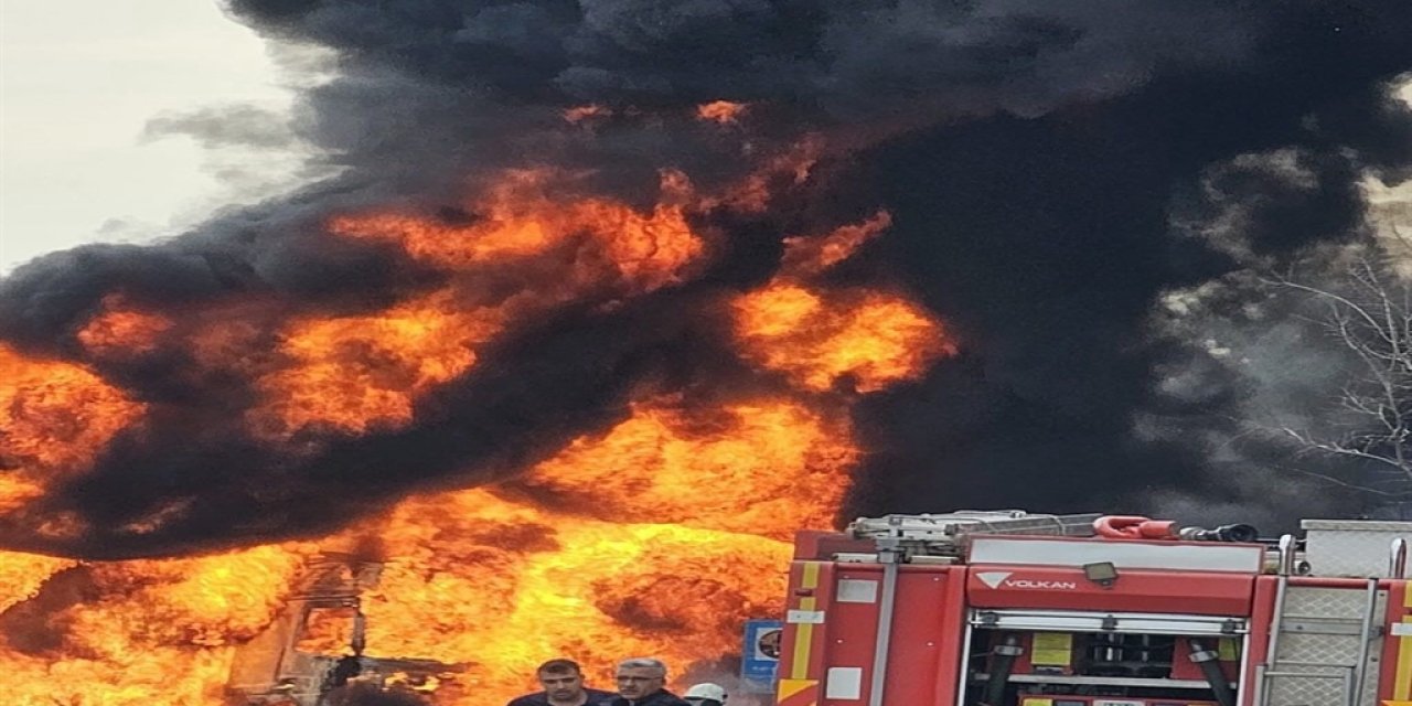 Akaryakıt tankeri yandı, otoyolda trafik durdu