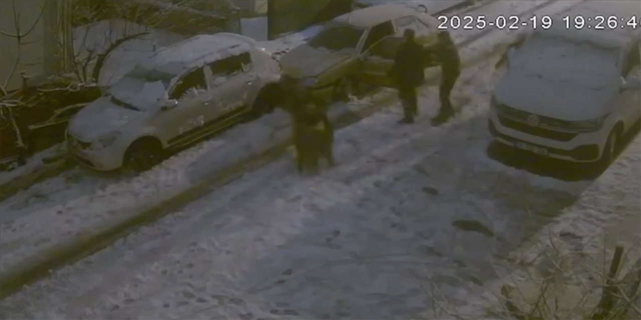 Yürekleri ağza getiren an! Kayan araç çocuğu sürükledi