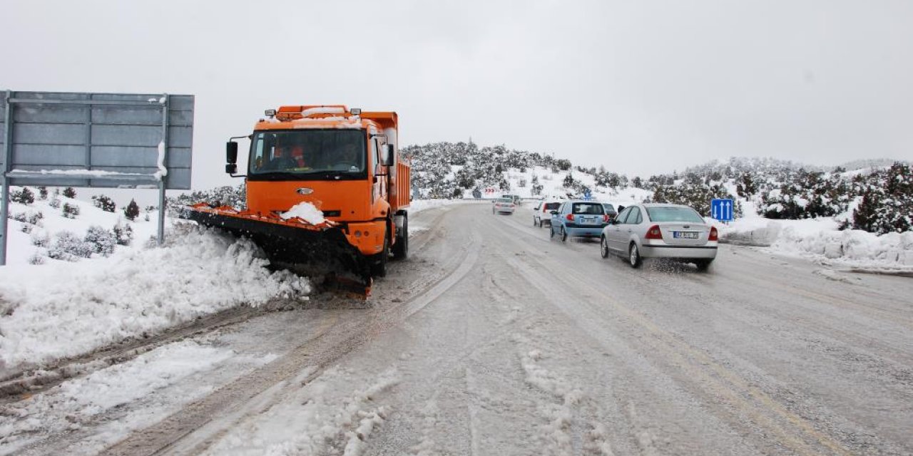 Konya’nın kışın geçit vermeyen yolunda kar 25 santimi buldu